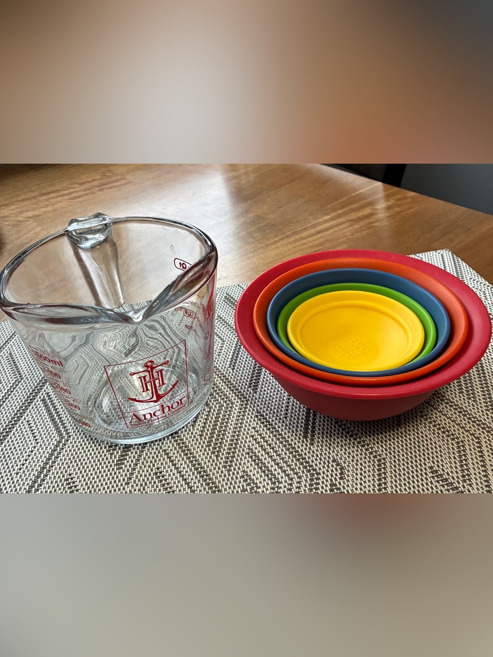 Anchor Hocking Clear Glass Measuring 2 Cup with Red Logo & rubber cups